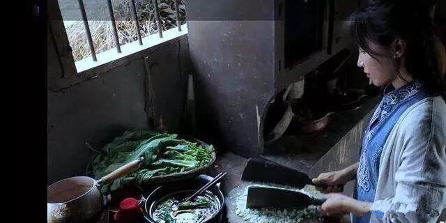 「」李子柒的厨房脏吗？网友：农村厨房太脏了，案板是黑的，厨具也是