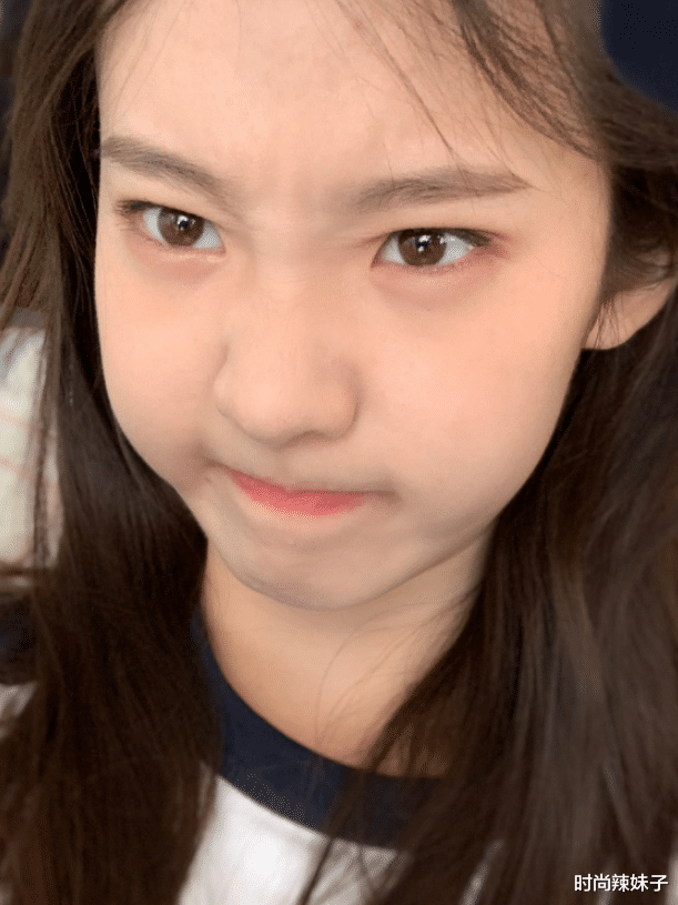 #张艺凡#不懂为何张艺凡只留长直发？看她曾经的卷发形象，这谁能认得出