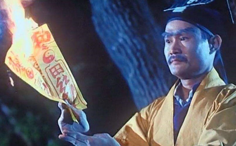 洪金宝自导自演的《鬼打鬼》开创了僵尸片的先河,林正英在里面客串