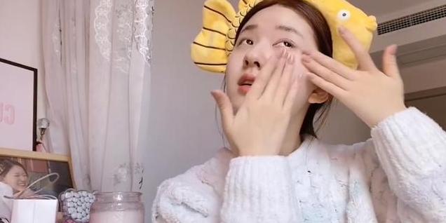 [眼霜]赵露思素颜直播，看了她“涂眼霜”的方法，难怪她眼睛白嫩无皱纹