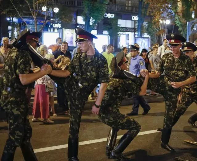 【】阅兵呢，能不能严肃的看完？！