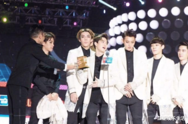 「刘德华」当年那个单手接刘德华奖杯，满脸不屑的小鲜肉，现状如何了？