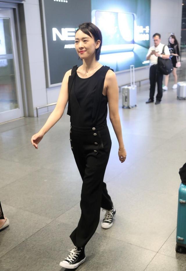 西裤|童瑶短发也太帅了，穿黑色西裤显潇洒，两排闪亮扣子真抢镜