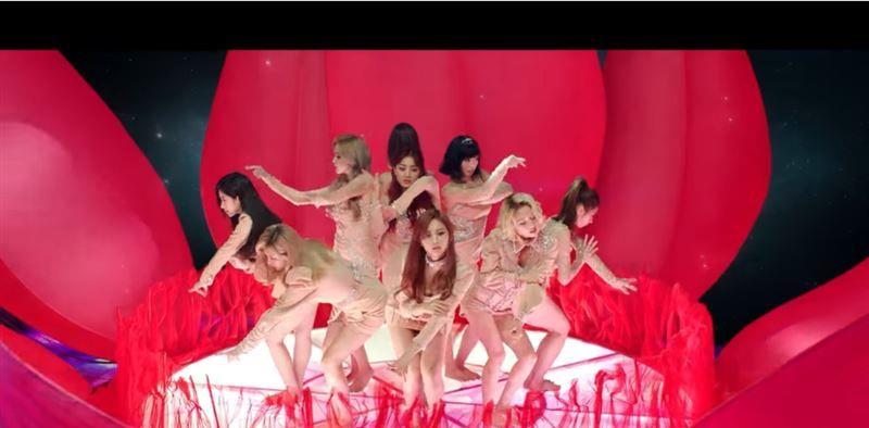 mv|新歌MV公开，TWICE莲花灯上热舞，粉丝狂吐槽超土
