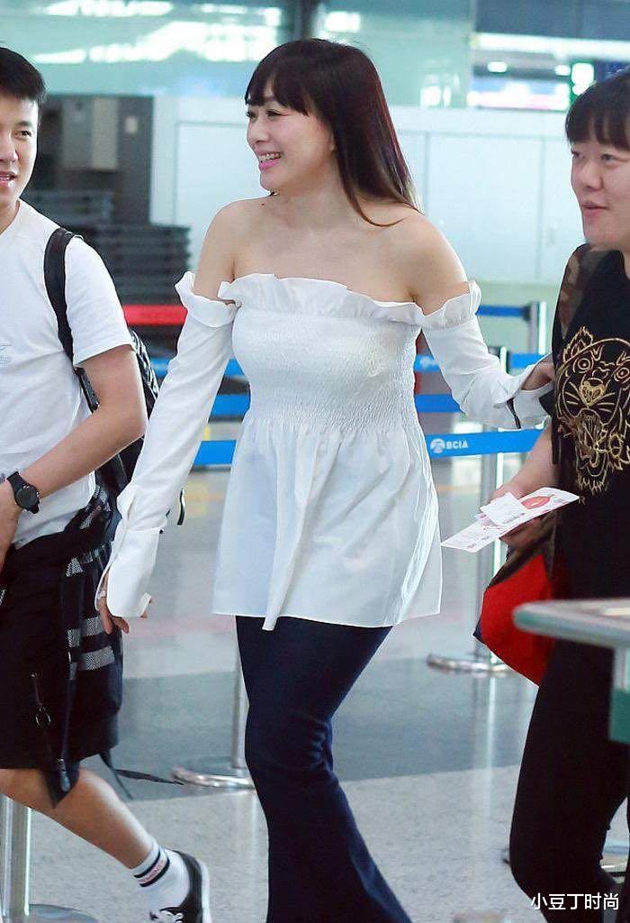 穿衣搭配|钟丽缇越活越年轻？剪齐刘海长发减龄10岁不止，穿一字肩衣美翻了