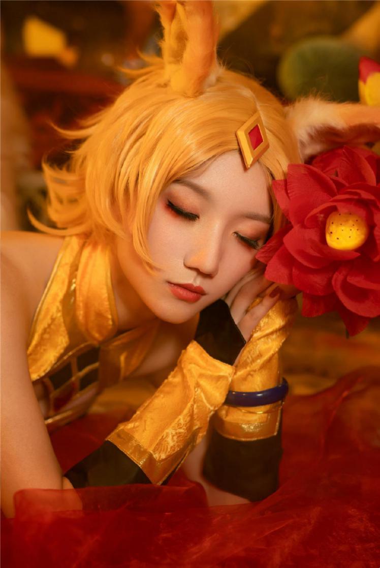 「妲己」王者荣耀：：妖气十足！梦幻妲己COS上线，谁不喜欢金发妹妹呢