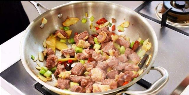 【牛腩】卖了20年牛腩,店老板偷偷告诉我:多放这“2样”,立刻飘香百米