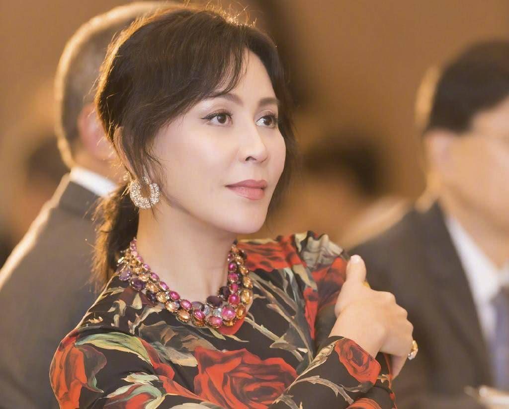 『香港』刘嘉玲香港山顶别墅曝光，光装修就花了2个亿，网友：富婆本人！