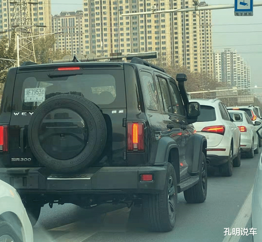 哈弗|路遇坦克300越野车，“黑武士”涂装霸气！比前边奥迪高一头