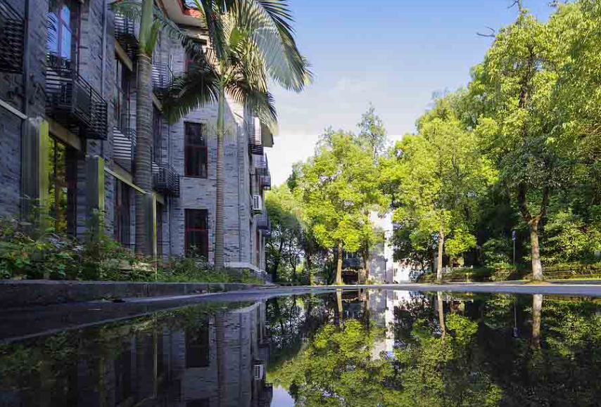 [中国民航飞行学院]中国最大的大学：总面积一万七千亩，学校拥有五个机场