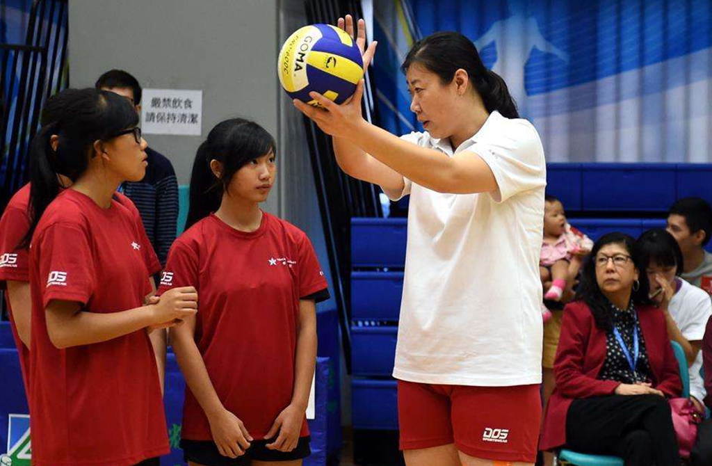 「女排」辅佐三任主帅的奥运冠军！18岁成女排主力，退役后开饭店纹花臂