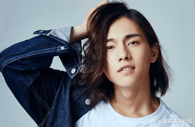 「周锐」周锐是会教数学题的歌手，上学时期组建乐队，对音乐挚爱一如既往