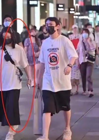 王思聪|王思聪带四位美女炸街，身穿近万元女款粉毛衣，身旁美女颜值高