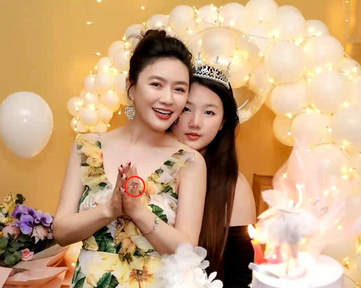 田海蓉|老戏骨田海蓉为女庆生，女儿戴皇冠她戴鸽子蛋，网传富豪老公已死