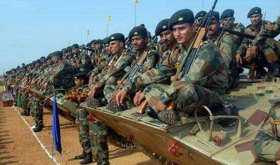 #印度#大批战机飞越喜马拉雅山，坦克犹如一条蜿蜒长龙，俄：局势很紧张