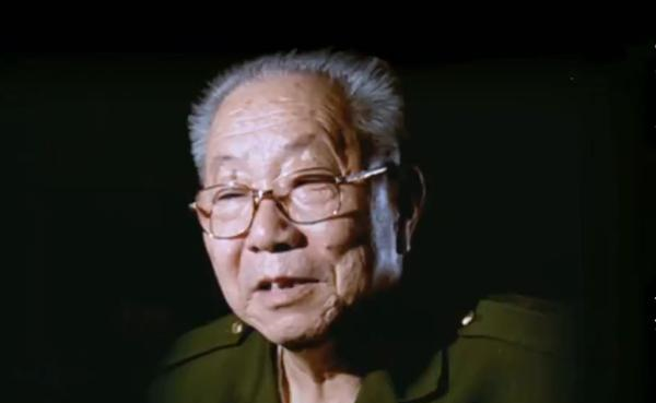 皮定均▲“狙神”张桃芳威震敌胆，皮定均送皮靴，首战12发竟未打中一个