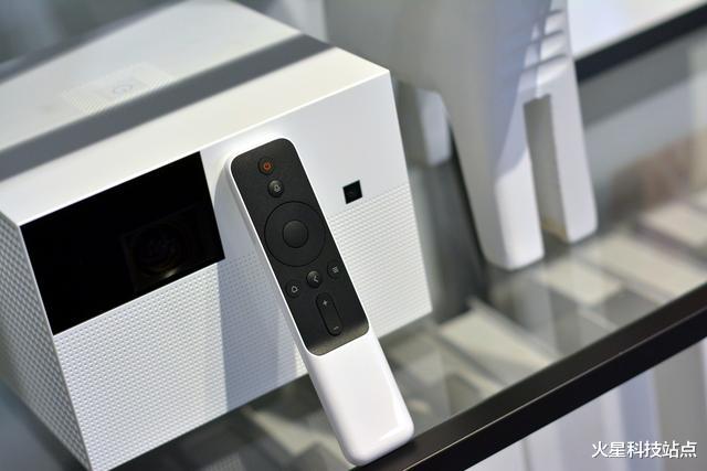 投影仪■小米生态链推出家用投影仪，内置MIUI TV系统，白天开窗效果如何？
