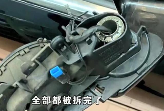 青海生活频道 男子奔驰车件被拆,4S店称先借别人用急,网友:暗箱操作明着来?