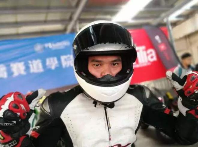 王一博|王一博摔车后续：涨粉20万获世界冠军点赞，队友赛道三回头泪目