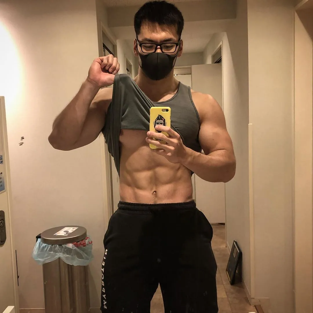 深蹲|181cm日本肌肉壮男走红，每天深蹲练出大粗腿，网友不淡定了....