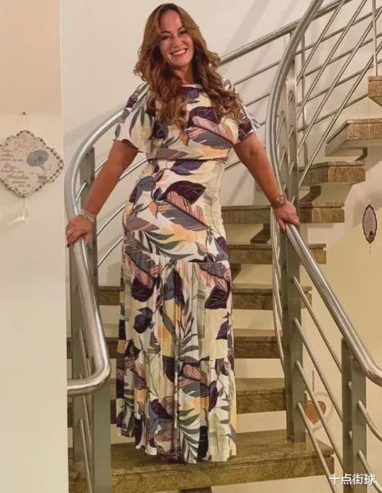 「内马尔」内马尔母亲与22岁双性恋男友分手,这位型男的最终目标恐是内马尔