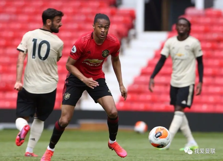 『曼联』曼联队内热身赛4-4！B费2传2射博格巴2传1射，红魔新7号亮相