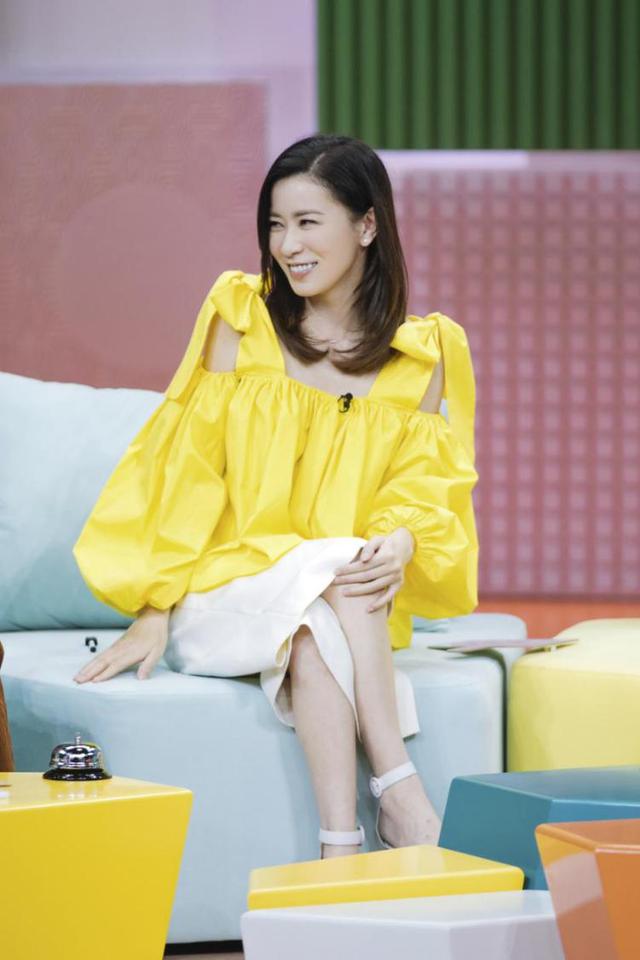 短发|佘诗曼的短发英气十足，虽然穿着女人味十足的纱裙，但还是很帅气