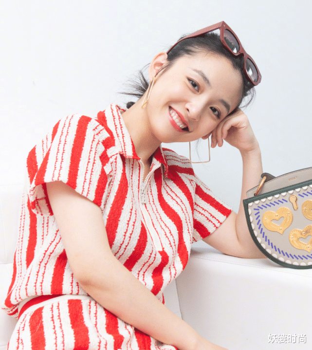 发际线■有种造型叫吴倩的“半永久马尾”，将头发扎出紧绷感，发际线亮了