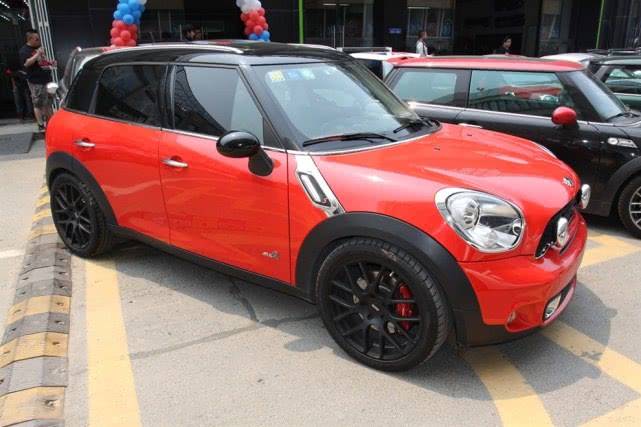 动力■1.6T+四驱，这台MINI曾经40万如今只需15万，这才叫“金刚芭比”