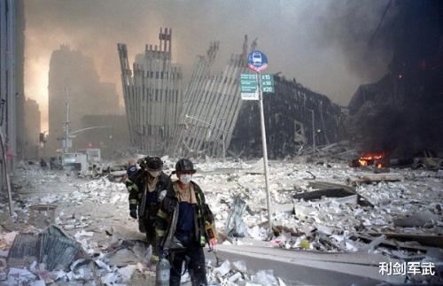 美國911又要重演？本土傳來一聲巨響，3座大樓夷為平地轟然倒塌-圖4