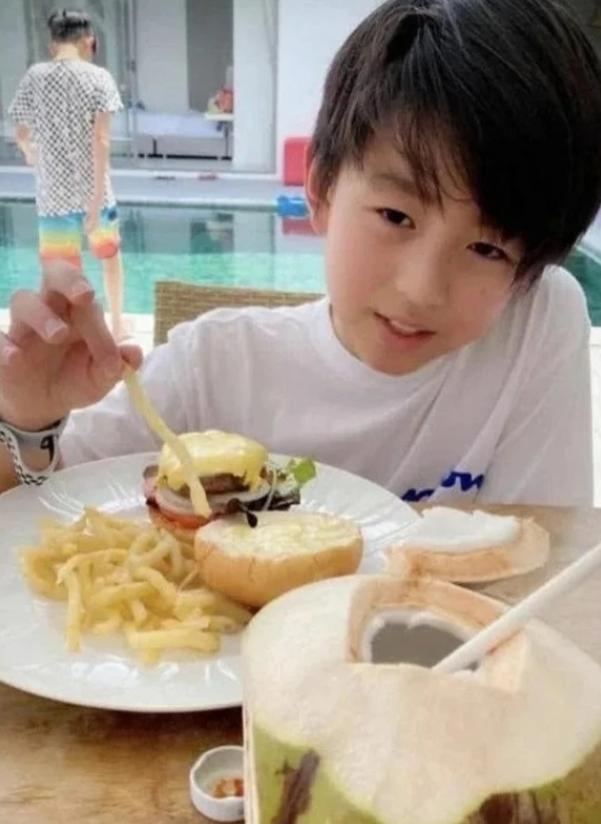 谢霆锋|张柏芝儿子因颜值高被禁止整容，10岁次子酷似谢霆锋，桃花眼亮了