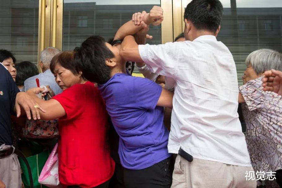 视觉志|10吨猪肉翻车遭哄抢：我看到了人性的分水岭