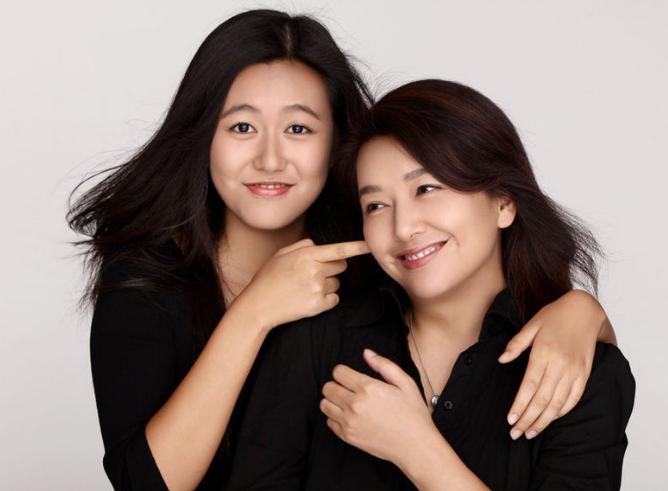 【江珊】高曙光22岁女儿近照，皮肤黝黑不似江珊，无心进入演艺圈