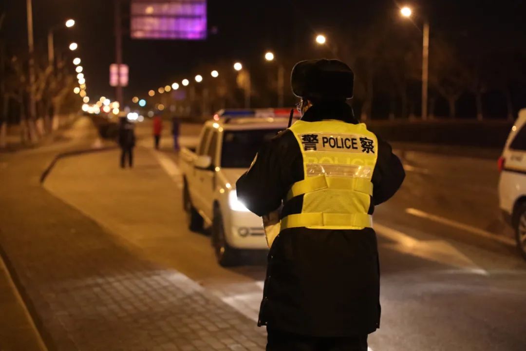 浦东发布 窨井渗水致浦东一路面结冰百米，浦东交警联合多部门及时排除隐患