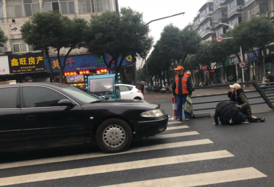 「车祸」人行道不减速，男子伸手吓过路司机！险酿车祸惨遭暴打，谁的错