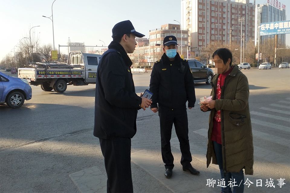 聊通社 山东聊城一女子神情恍惚狂撒现金，零下10度街头上演暖心一幕