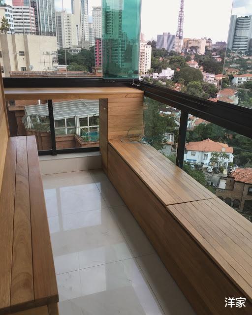 【】阳台别光顾着打飘窗，同样是一长条，换成卡座秒变高级会客区！