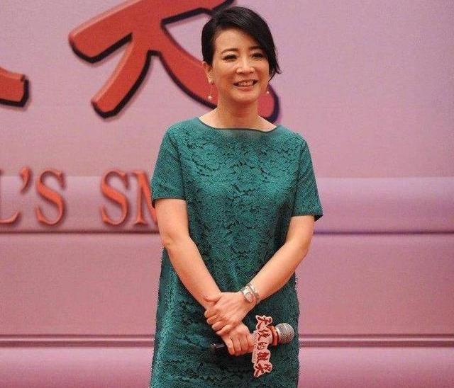 陈小艺|52岁陈小艺中年发福，穿奶奶裙暴露手臂赘肉，配短发大妈头真显老