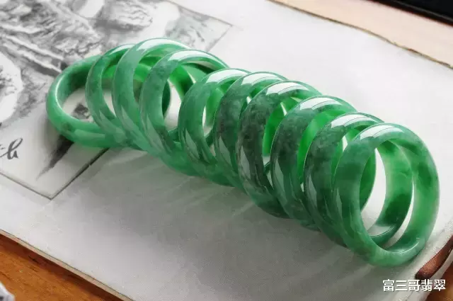 「翡翠」200万拿下一批翡翠蛋面，到底是赔大了，还是赚大了，无人敢下定论！