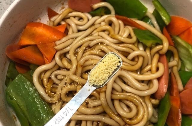 火腿|适合上班族和懒人的快手晚餐,咸鲜可口,10分钟搞定,好吃到舔盘