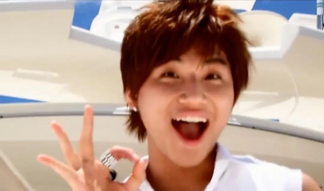 mv|这还是金希澈女友吗？！全团cos铠甲勇士，这也太尴尬了吧…