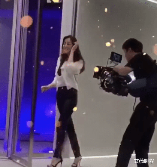 【迪丽热巴】摄影师险些“摔倒”，谁注意迪丽热巴的反应，不愧是杨幂教出来的