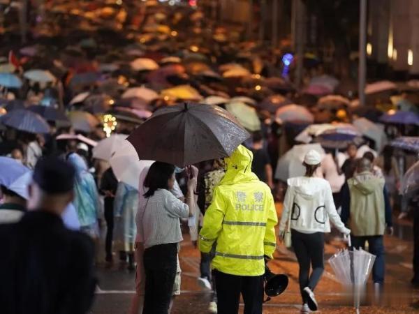 洪崖洞|洪崖洞名场面！打挤惨了 下雨也“赶”不跑游客