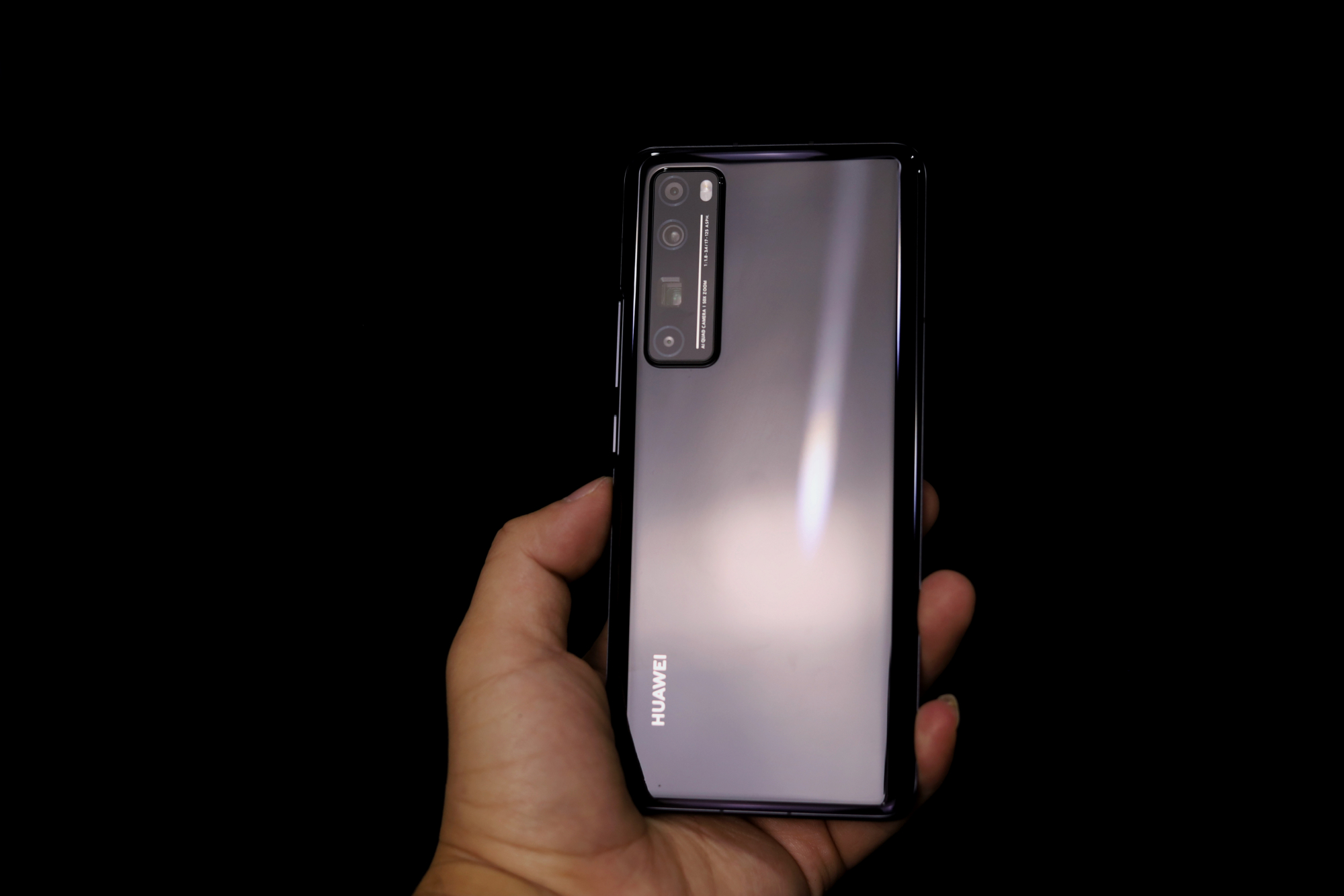 nova7■旧款比新款还贵？华为Nova7比Nova6还便宜，网友：有猫腻！