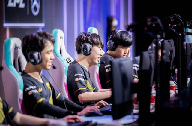 RNG|RNG无缘季后赛，小智爆料：内部不和，小龙堡为保小虎和tabe打架