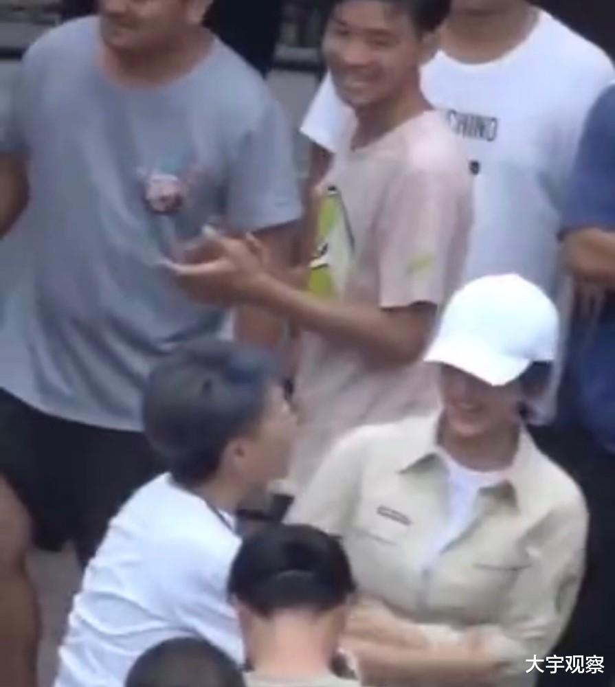 爱奇艺|杨紫杀青现场被一男生“婴儿抱”，得知两人关系，这下没法吃醋