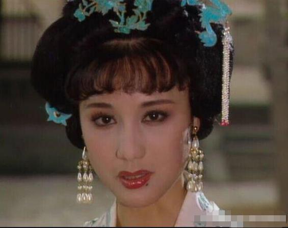 ：被誉为“古典第一美人”, 跟导演没名没分同居了27年, 至今无儿女
