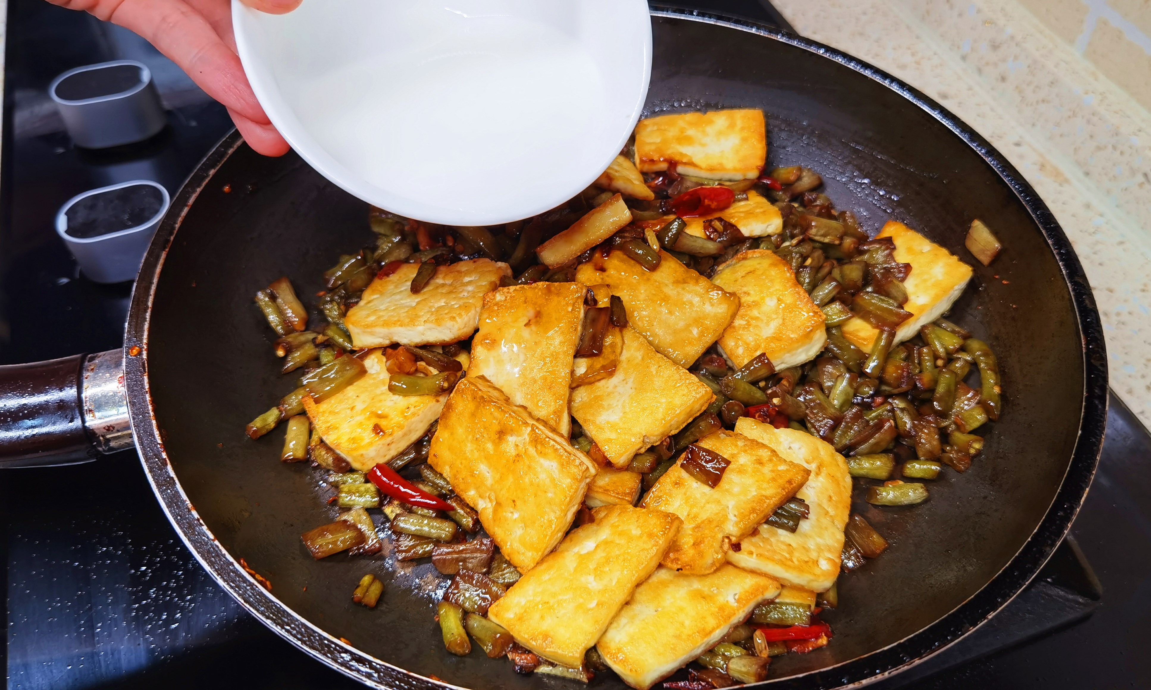 豆角|这食物不怕过期，越放越好吃，一次买20斤囤起来，冬天炒着吃最香