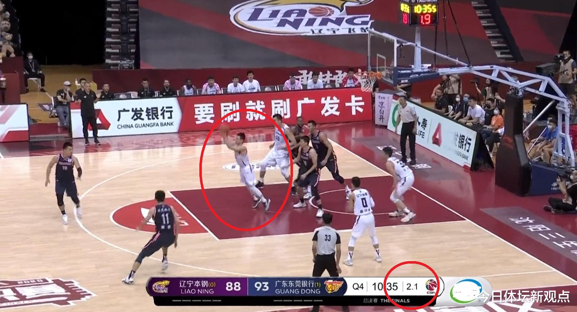 郭艾伦|CBA神奇一幕！最后2秒，赵继伟无奈甩锅郭艾伦，2秒后球场沸腾了