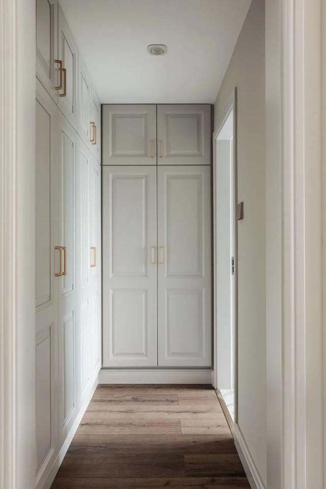 「」131㎡现代轻奢，横厅格局，过道做电视墙，隐形门的设计真漂亮